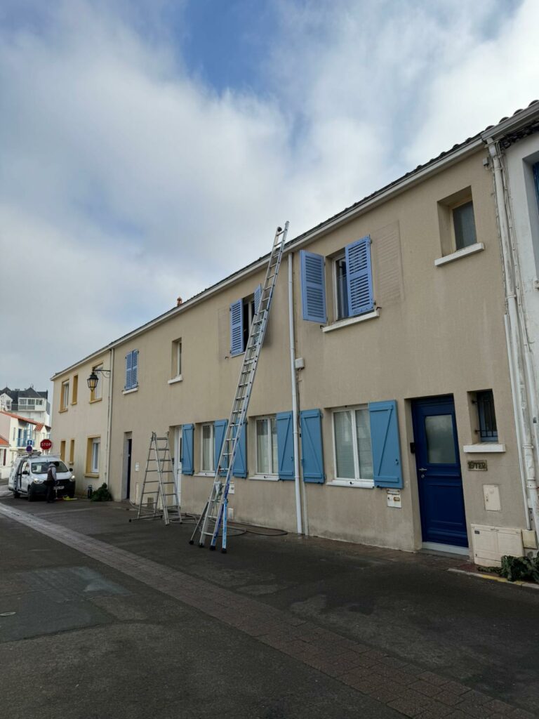 Intervention échelle — façade volets bleus — L'Atelier des Toits Paris