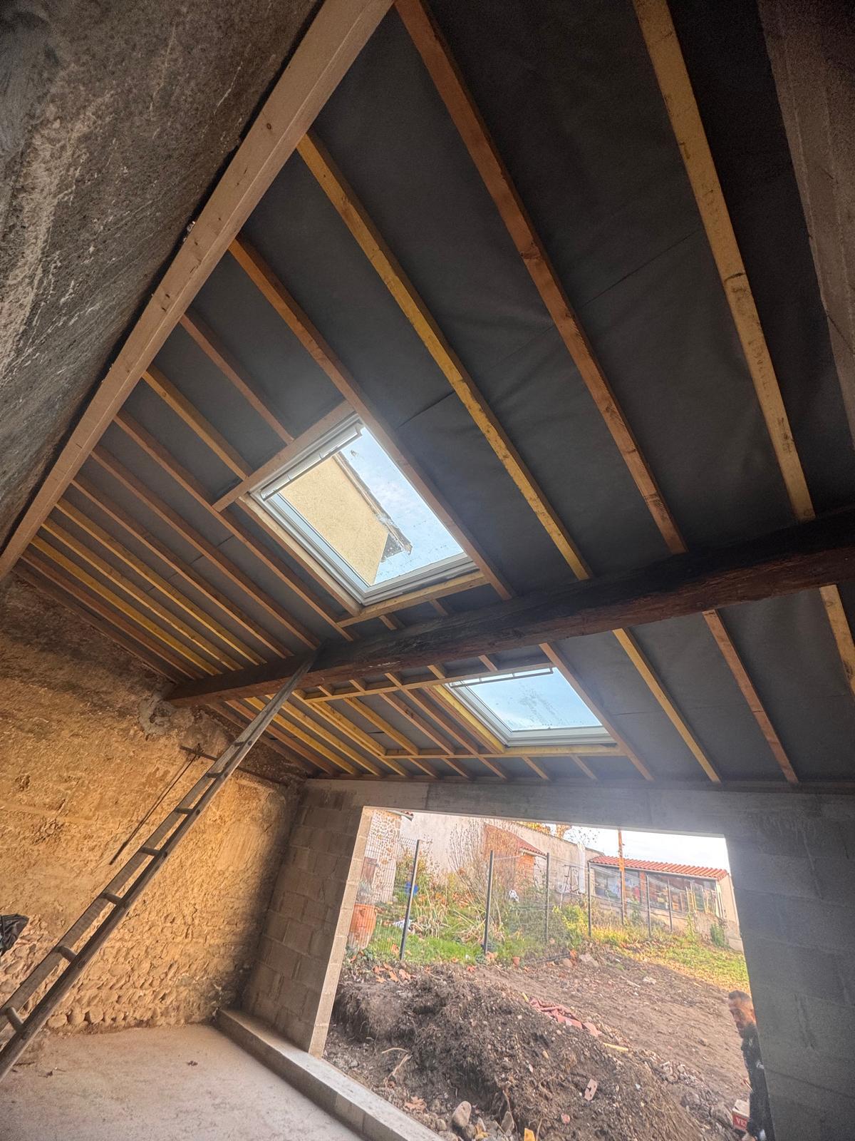 Fenêtres de toit dans une charpente en cours de travaux