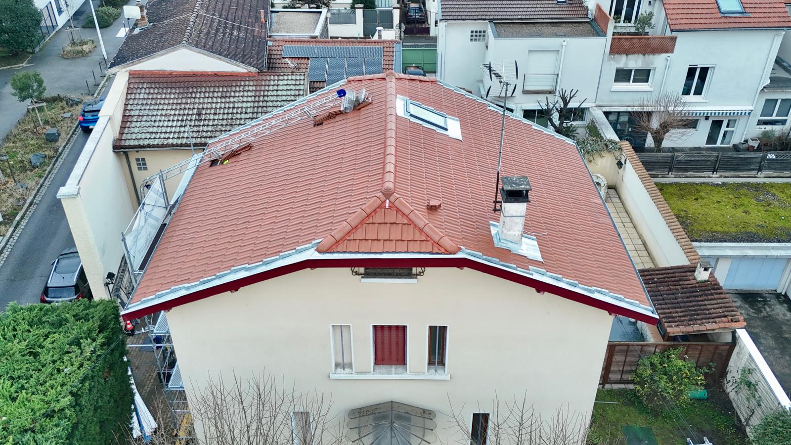 Toit en tuiles avec souche de cheminée