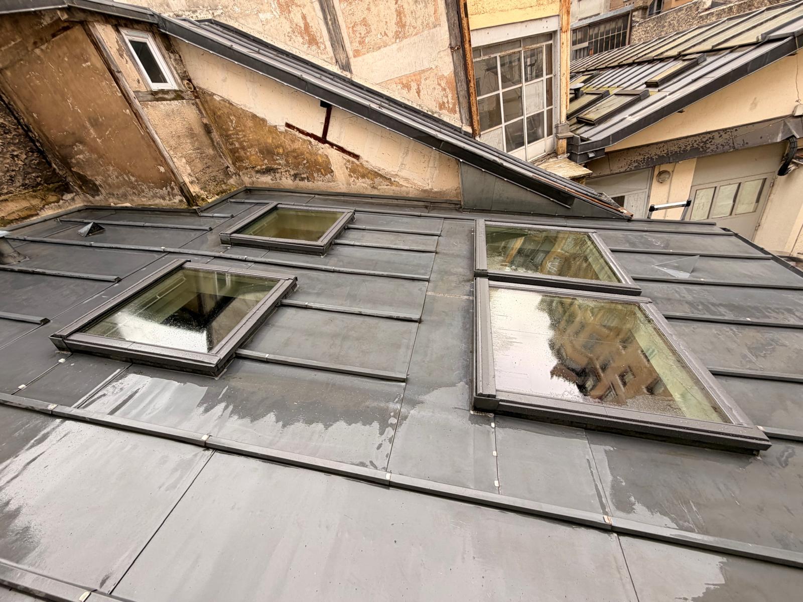 Fenêtres de toit sur une couverture zinc à Paris